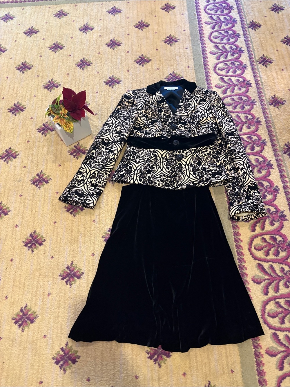 Kay Unger New York Two piece Skirt Suit set